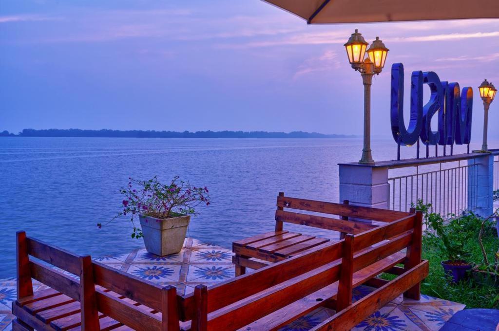 Blu Missel By The River Hotel Ribandar Exterior foto