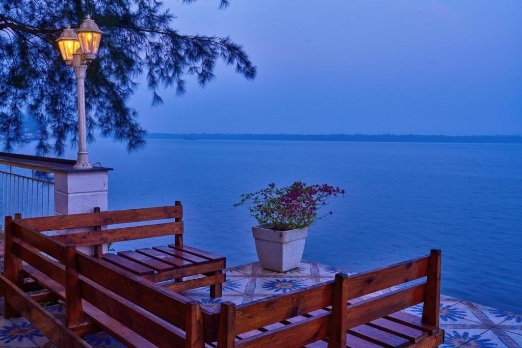 Blu Missel By The River Hotel Ribandar Exterior foto